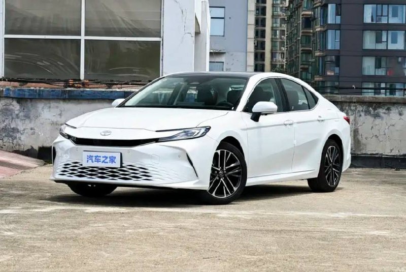 Toyota Camry для Китая: обновленный салон и прежняя техника Toyota Camry для Китая: обновленный салон и прежняя техника