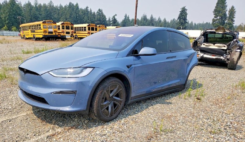 Tesla Model X Plaid разломился пополам после ДТП и ушёл на аукцион за $10 200
