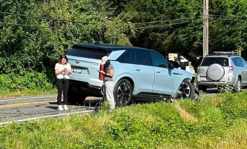 Tesla Model X Plaid разломился пополам после ДТП и ушёл на аукцион за $10 200