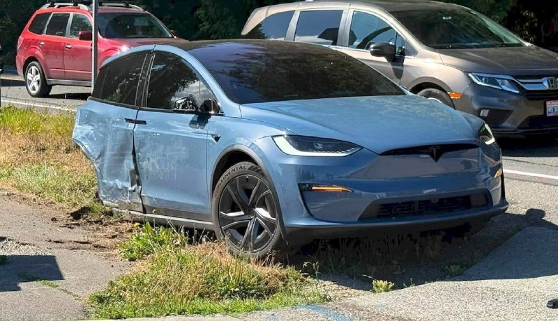 Tesla Model X Plaid разорвало после ДТП — «биток» продают на Copart за $10 200