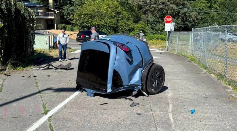 Tesla Model X Plaid разорвало после ДТП — «биток» продают на Copart за $10 200