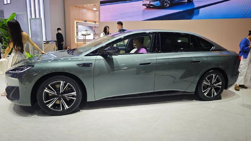 Hongqi: от рекордного пробега до новых электромобилей и батарей BYD Hongqi: от рекордного пробега до новых электромобилей и батарей BYD