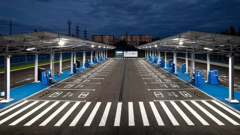 В Петербурге открылся крупнейший в СНГ зарядный комплекс для электромобилей