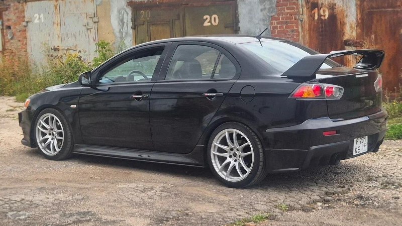 Mitsubishi Lancer в стиле Evo: спортивный седан за 1 100 000 ₽