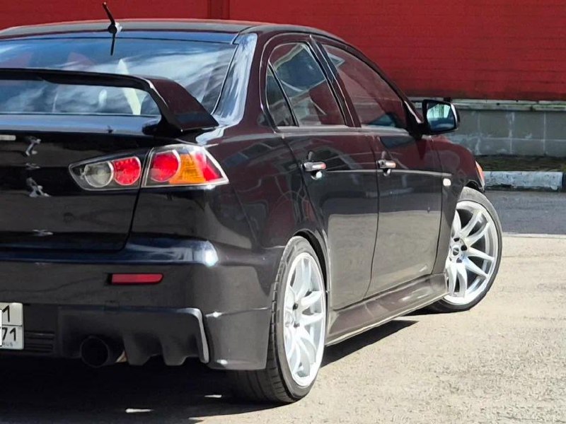 Mitsubishi Lancer в стиле Evo: спортивный седан за 1 100 000 ₽