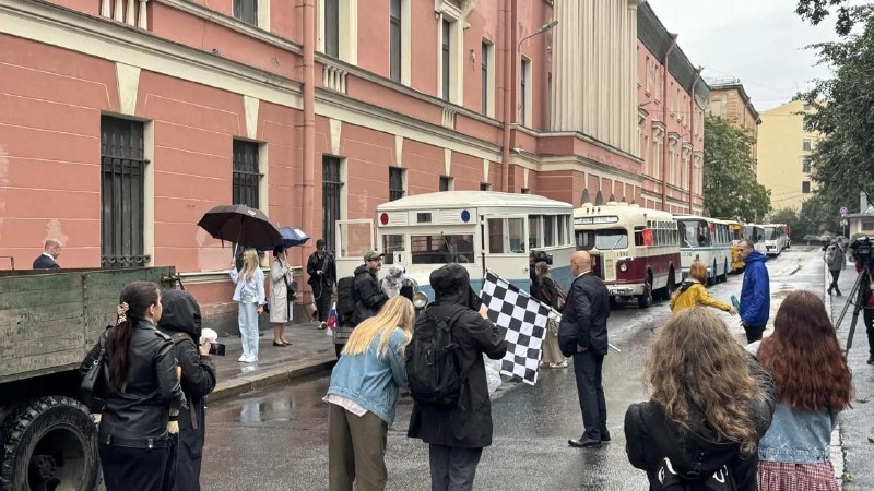 Ретро-парад автобусов в Санкт-Петербурге: московский Икарус стал частью праздника Ретро-парад автобусов в Санкт-Петербурге: московский Икарус стал частью праздника