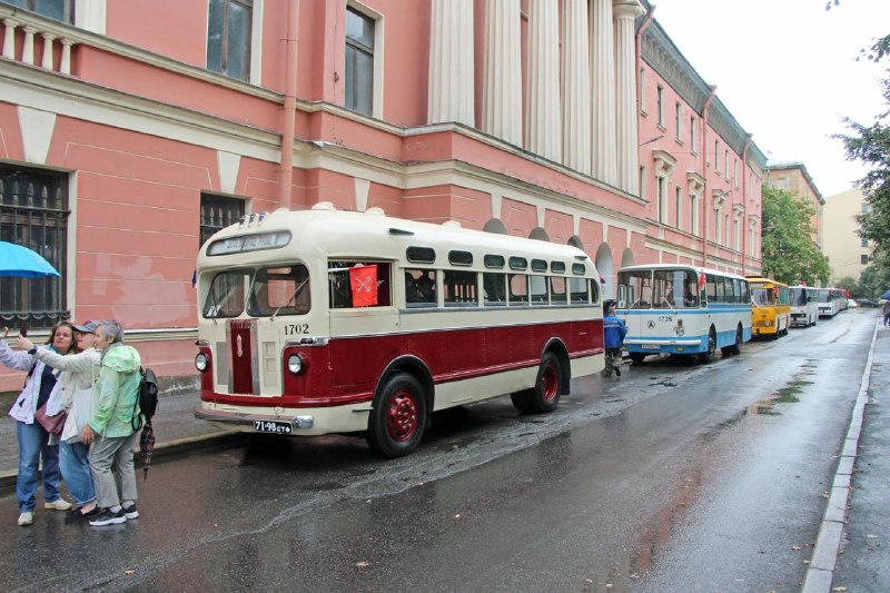 Ретро-парад автобусов в Санкт-Петербурге: московский Икарус стал частью праздника Ретро-парад автобусов в Санкт-Петербурге: московский Икарус стал частью праздника