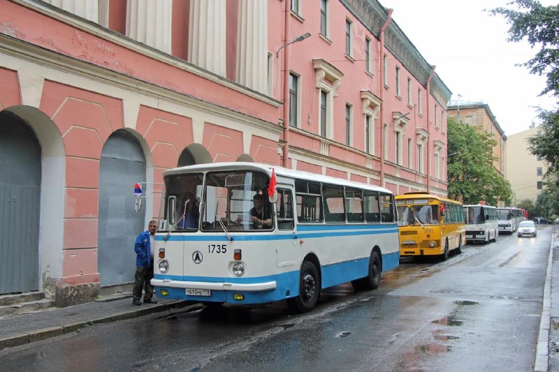 Ретро-парад автобусов в Санкт-Петербурге: московский Икарус стал частью праздника Ретро-парад автобусов в Санкт-Петербурге: московский Икарус стал частью праздника
