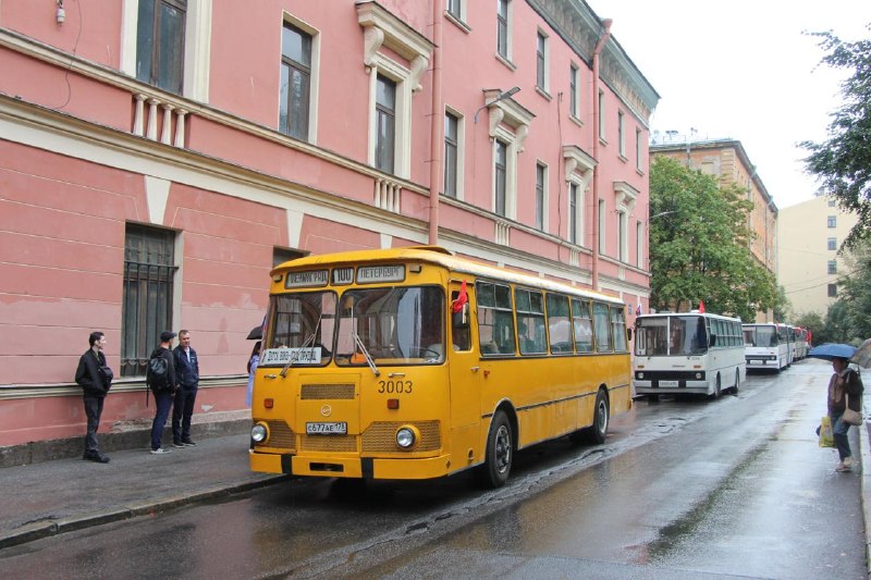 Ретро-парад автобусов в Санкт-Петербурге: московский Икарус стал частью праздника Ретро-парад автобусов в Санкт-Петербурге: московский Икарус стал частью праздника