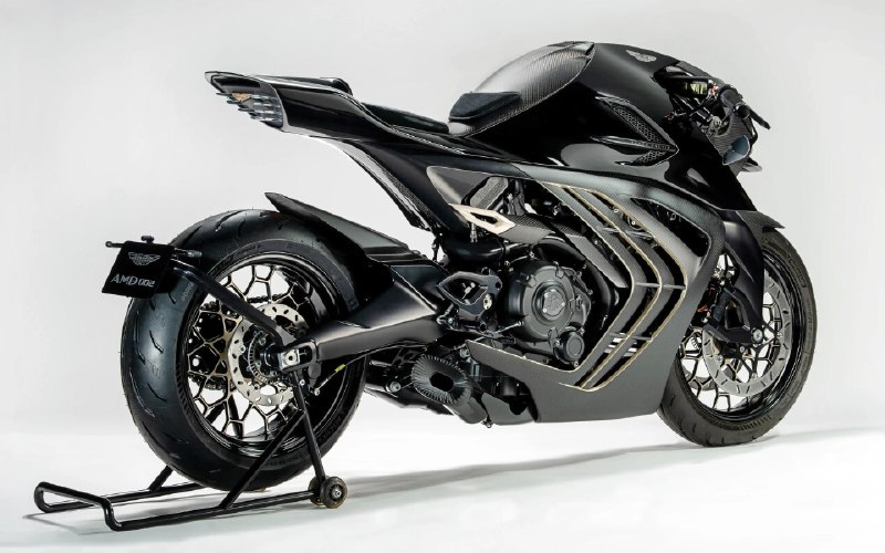 Aston Martin и Brough Superior представили первый дорожный мотоцикл AMB 002 Roadster Aston Martin и Brough Superior представили первый дорожный мотоцикл AMB 002 Roadster