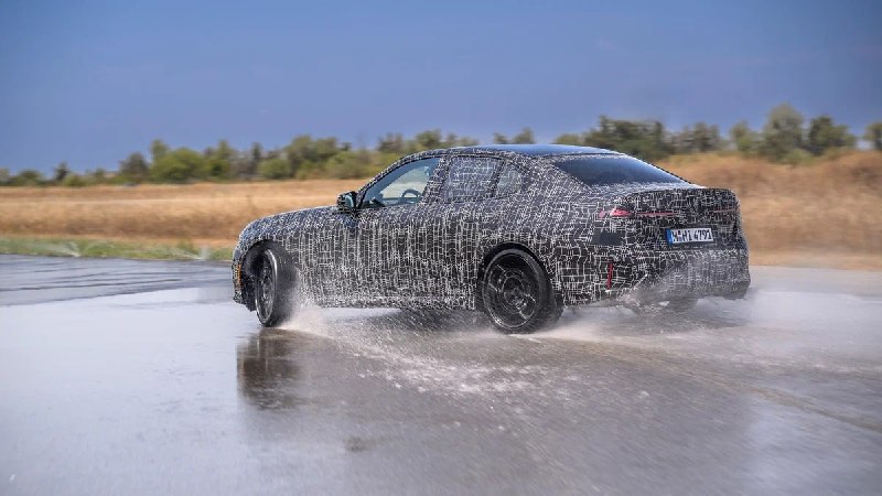 BMW показала новую бензиновую «трёшку»: 443 л.с. и дрифт-режим BMW показала новую бензиновую «трёшку»: 443 л.с. и дрифт-режим