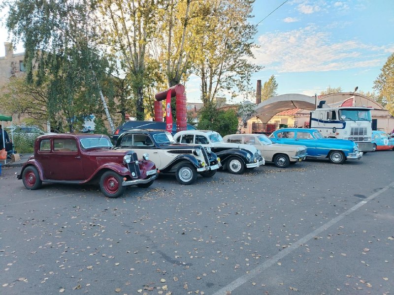 Фестиваль «Трасса 60»: ретроавтомобили и дух Route 66 в Санкт-Петербурге