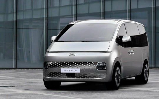 Дилер привез в Россию новый минивэн Hyundai Staria за 6,9 млн рублей Дилер привез в Россию новый минивэн Hyundai Staria за 6,9 млн рублей