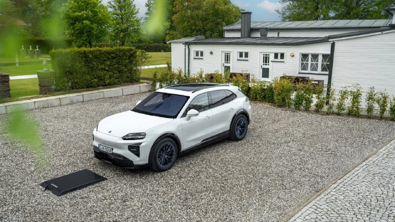 Porsche Cayenne Electric: беспроводная зарядка, доводчики дверей и 105 цветов Porsche Cayenne Electric: беспроводная зарядка, доводчики дверей и 105 цветов