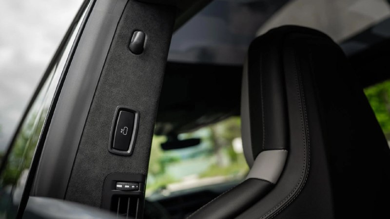 Porsche Cayenne Electric: беспроводная зарядка, доводчики дверей и 105 цветов Porsche Cayenne Electric: беспроводная зарядка, доводчики дверей и 105 цветов