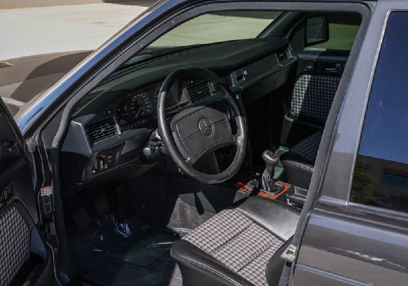 Один из 502 экземпляров Mercedes-Benz 190E Evo II выставлен на аукцион