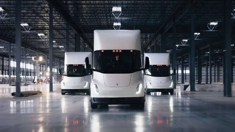 Tesla получила рекордный заказ на 2,5 тыс. электрогрузовиков Semi