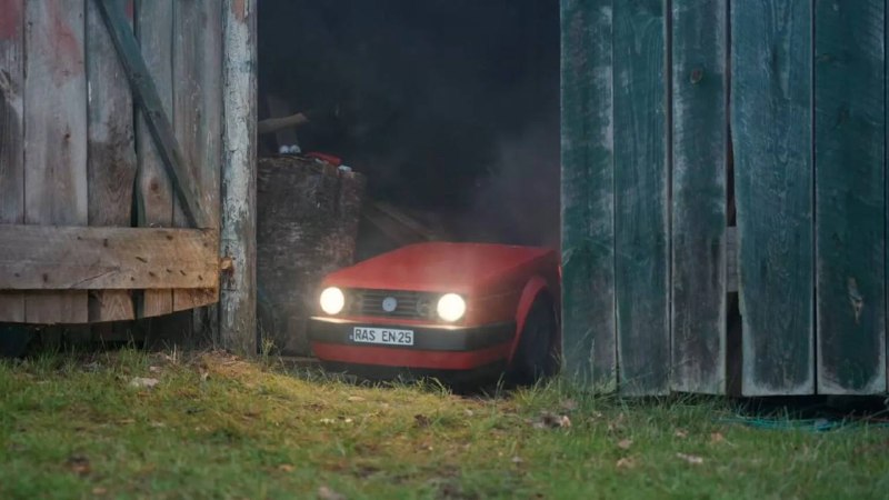 Немец собрал автономную газонокосилку в стиле Volkswagen Golf GTI Немец собрал автономную газонокосилку в стиле Volkswagen Golf GTI