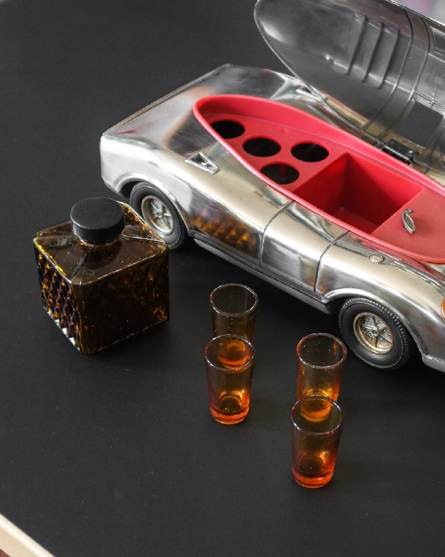 Винтажный мини-бар Golden Crown в форме Porsche 917 Винтажный мини-бар Golden Crown в форме Porsche 917
