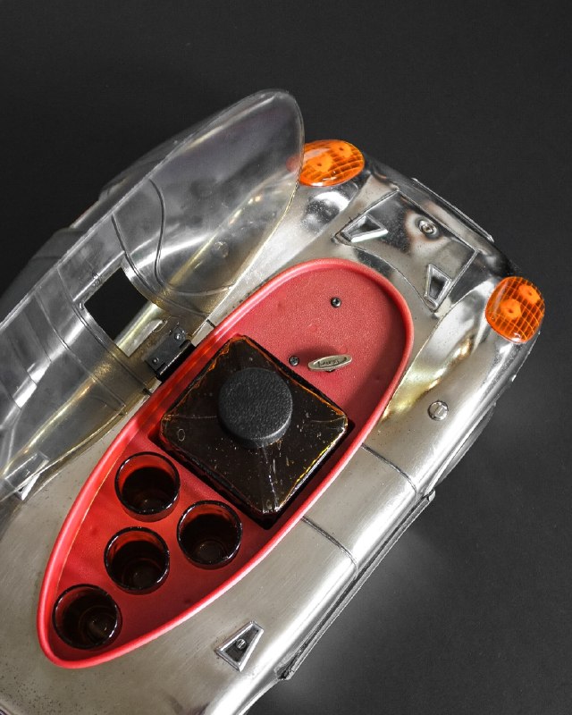 Винтажный мини-бар Golden Crown в форме Porsche 917 Винтажный мини-бар Golden Crown в форме Porsche 917