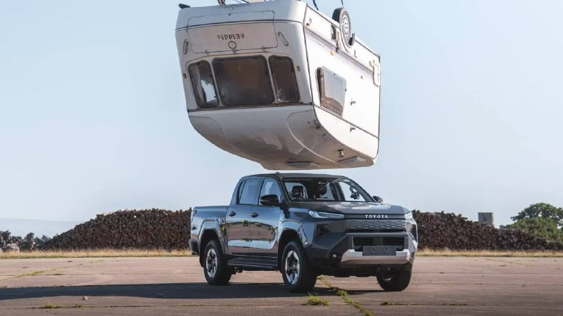 Toyota повторила легендарный тест Top Gear: электрический Hilux выдержал падение автодома с девяти метров Toyota повторила легендарный тест Top Gear: электрический Hilux выдержал падение автодома с девяти метров