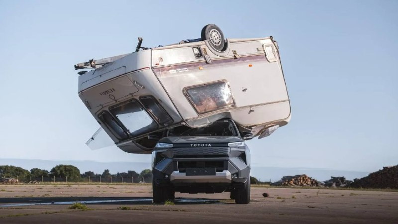 Toyota повторила легендарный тест Top Gear: электрический Hilux выдержал падение автодома с девяти метров Toyota повторила легендарный тест Top Gear: электрический Hilux выдержал падение автодома с девяти метров