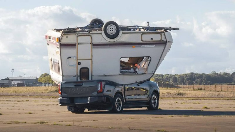 Toyota повторила легендарный тест Top Gear: электрический Hilux выдержал падение автодома с девяти метров Toyota повторила легендарный тест Top Gear: электрический Hilux выдержал падение автодома с девяти метров