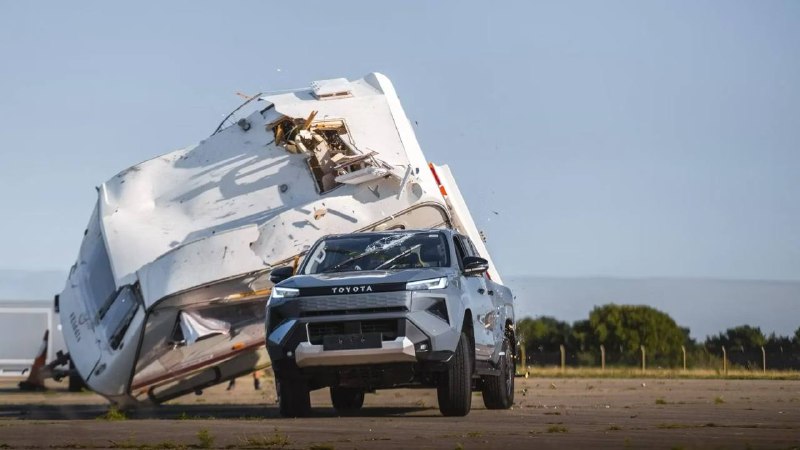 Toyota повторила легендарный тест Top Gear: электрический Hilux выдержал падение автодома с девяти метров Toyota повторила легендарный тест Top Gear: электрический Hilux выдержал падение автодома с девяти метров