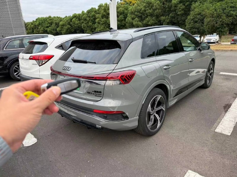 Audi Q4 e-tron 50 quattro 2023: немецкий электромобиль вместо китайского Audi Q4 e-tron 50 quattro 2023: немецкий электромобиль вместо китайского
