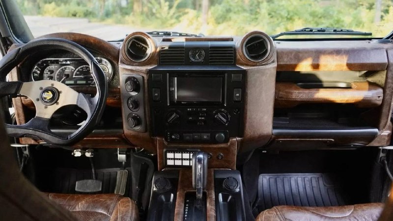 В США продают шестиколёсный Land Rover Defender от Kahn Design за $300 000 В США продают шестиколёсный Land Rover Defender от Kahn Design за $300 000