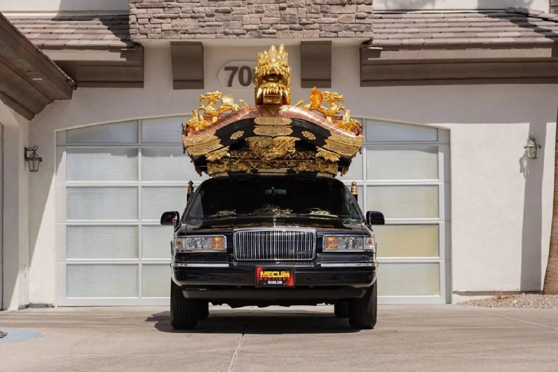 В США продают самый безумный Lincoln Town Car — катафалк Miyagata с золотым драконом В США продают самый безумный Lincoln Town Car — катафалк Miyagata с золотым драконом