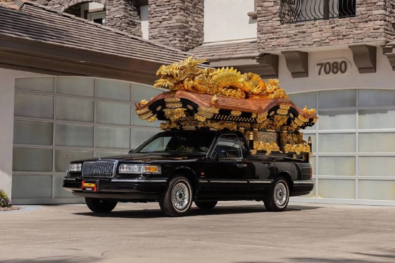 В США продают самый безумный Lincoln Town Car — катафалк Miyagata с золотым драконом В США продают самый безумный Lincoln Town Car — катафалк Miyagata с золотым драконом