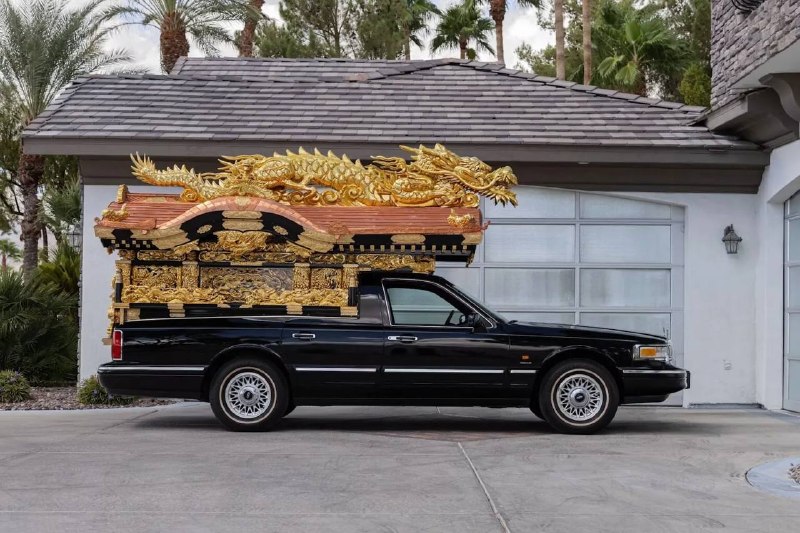 В США продают самый безумный Lincoln Town Car — катафалк Miyagata с золотым драконом В США продают самый безумный Lincoln Town Car — катафалк Miyagata с золотым драконом