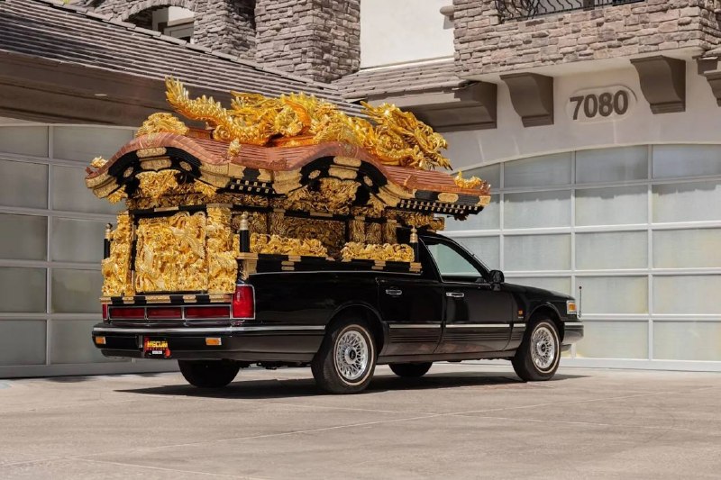 В США продают самый безумный Lincoln Town Car — катафалк Miyagata с золотым драконом В США продают самый безумный Lincoln Town Car — катафалк Miyagata с золотым драконом