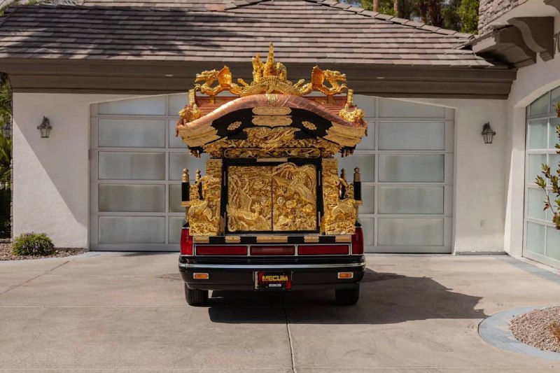 В США продают самый безумный Lincoln Town Car — катафалк Miyagata с золотым драконом В США продают самый безумный Lincoln Town Car — катафалк Miyagata с золотым драконом
