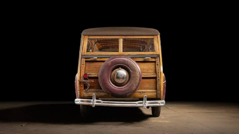 Редкий Ford Super Deluxe Station Wagon 1946 года с деревянным кузовом выставлен на торги Редкий Ford Super Deluxe Station Wagon 1946 года с деревянным кузовом выставлен на торги