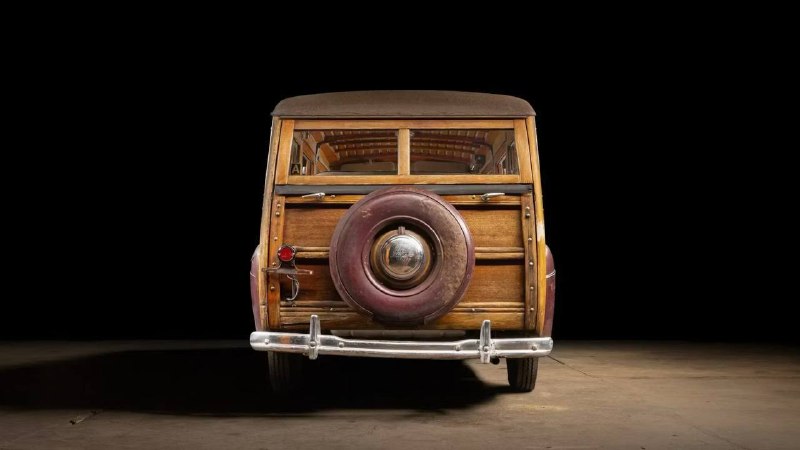 Ford Super Deluxe Station Wagon 1946: редкий Woodie с деревянным кузовом на аукционе Ford Super Deluxe Station Wagon 1946: редкий Woodie с деревянным кузовом на аукционе