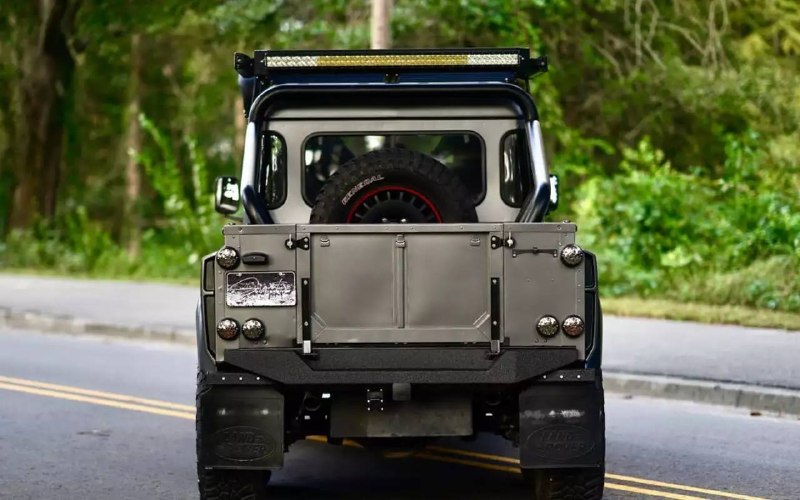 Шестиколёсный Land Rover Defender Mission 1 выставили на аукцион Шестиколёсный Land Rover Defender Mission 1 выставили на аукцион