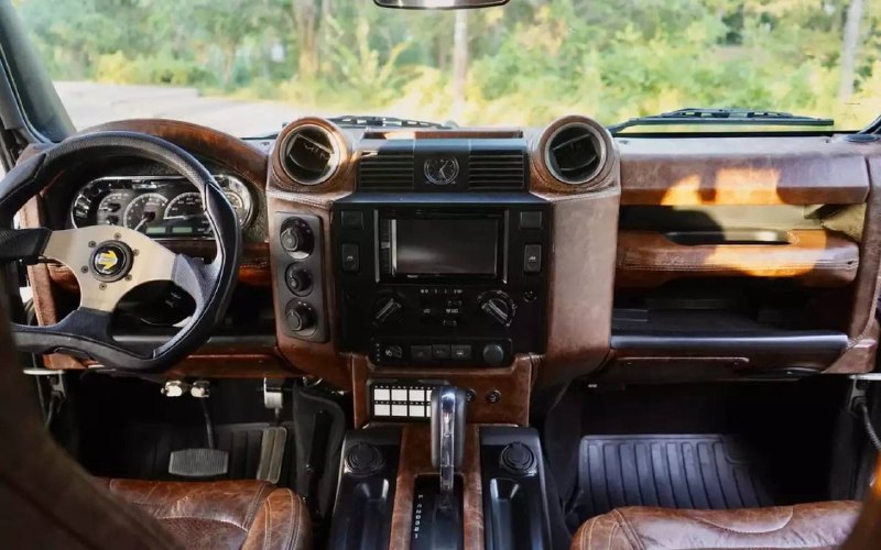 Шестиколёсный Land Rover Defender Mission 1 выставили на аукцион Шестиколёсный Land Rover Defender Mission 1 выставили на аукцион