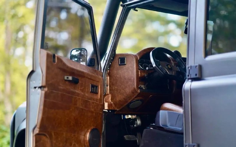 Шестиколёсный Land Rover Defender Mission 1 выставили на аукцион Шестиколёсный Land Rover Defender Mission 1 выставили на аукцион