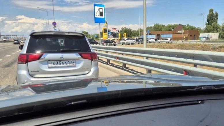 Автоочереди в России и Китае: бензин, электромобили и цитата Путина Автоочереди в России и Китае: бензин, электромобили и цитата Путина