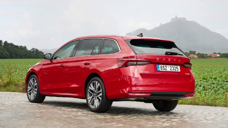 Новая гибридная Skoda Octavia: расход 4,3 литра и электротяга до 60 км/ч