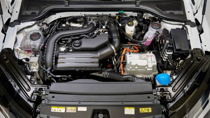 Новая гибридная Skoda Octavia: расход 4,3 литра и электротяга до 60 км/ч