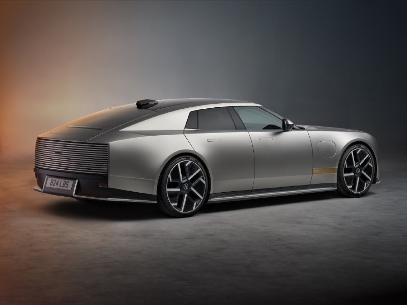 Jaguar показал серийный Type 01 — 1015-сильный электрокар новой эры Jaguar показал серийный Type 01 — 1015-сильный электрокар новой эры