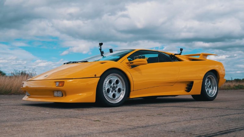 Шесть поколений Lamborghini V12: от Miura до Revuelto в дрэг-заезде