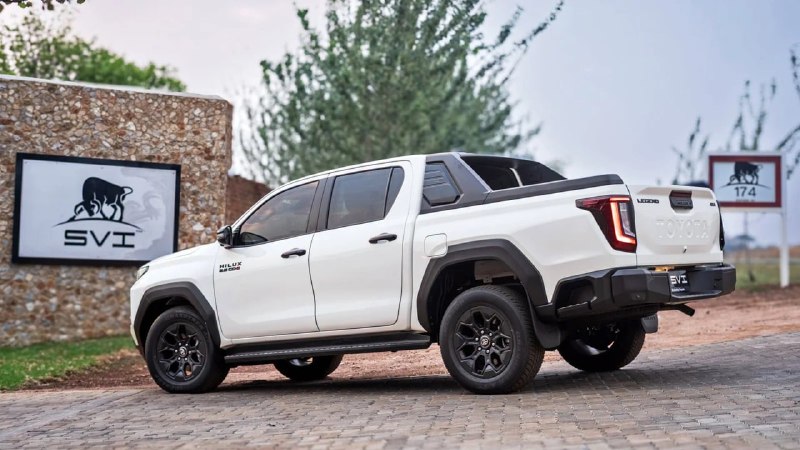 Toyota Hilux в ЮАР получил скрытую броню за 5 млн рублей Toyota Hilux в ЮАР получил скрытую броню за 5 млн рублей