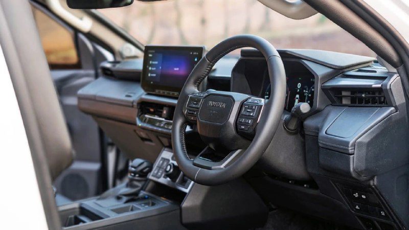Toyota Hilux в ЮАР получил скрытую броню за 5 млн рублей Toyota Hilux в ЮАР получил скрытую броню за 5 млн рублей