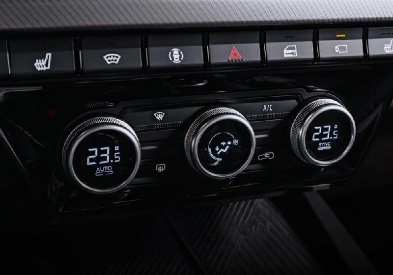 АвтоВАЗ показал интерьер кроссовера Lada Azimut