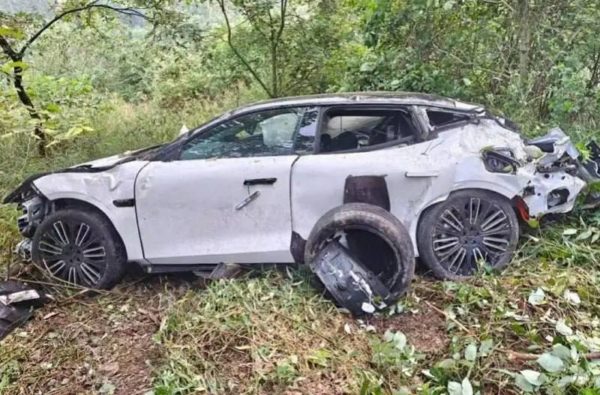 Lynk & Co 10 EM-P упал со 100-метрового обрыва: водитель выжил, батарея не загорелась