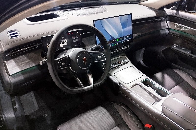Обновлённый Hongqi H5 в России: новый салон, прежняя техника и курс на локализацию Обновлённый Hongqi H5 в России: новый салон, прежняя техника и курс на локализацию